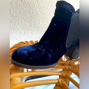 Topshop navy blue velvet heeled booties. Size 7.5.
